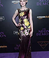 totally-elle-2016-neon-demon-la-premiere-197.jpg