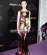 totally-elle-2016-neon-demon-la-premiere-215.jpg