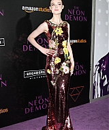 totally-elle-2016-neon-demon-la-premiere-218.jpg