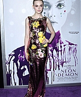 totally-elle-2016-neon-demon-la-premiere-282.jpg