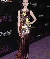 totally-elle-2016-neon-demon-la-premiere-382.jpg