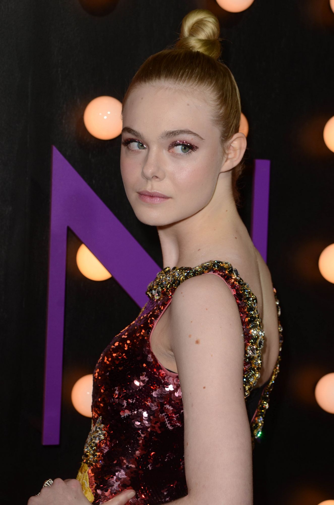 totally-elle-2016-neon-demon-la-premiere-012.jpg