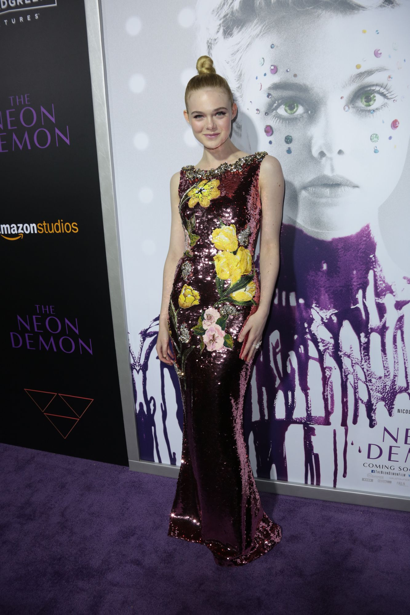 totally-elle-2016-neon-demon-la-premiere-048.jpg