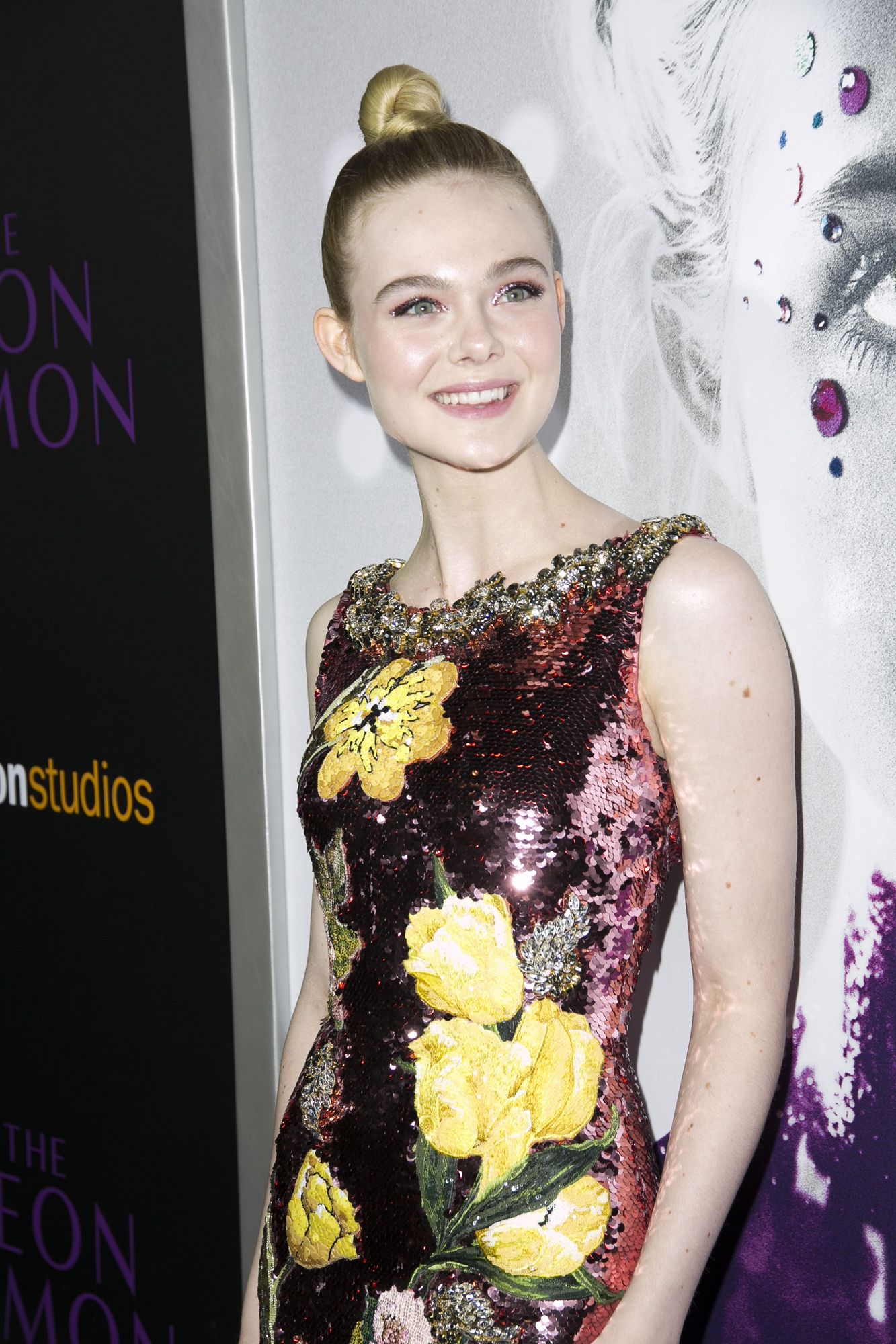 totally-elle-2016-neon-demon-la-premiere-074.jpg