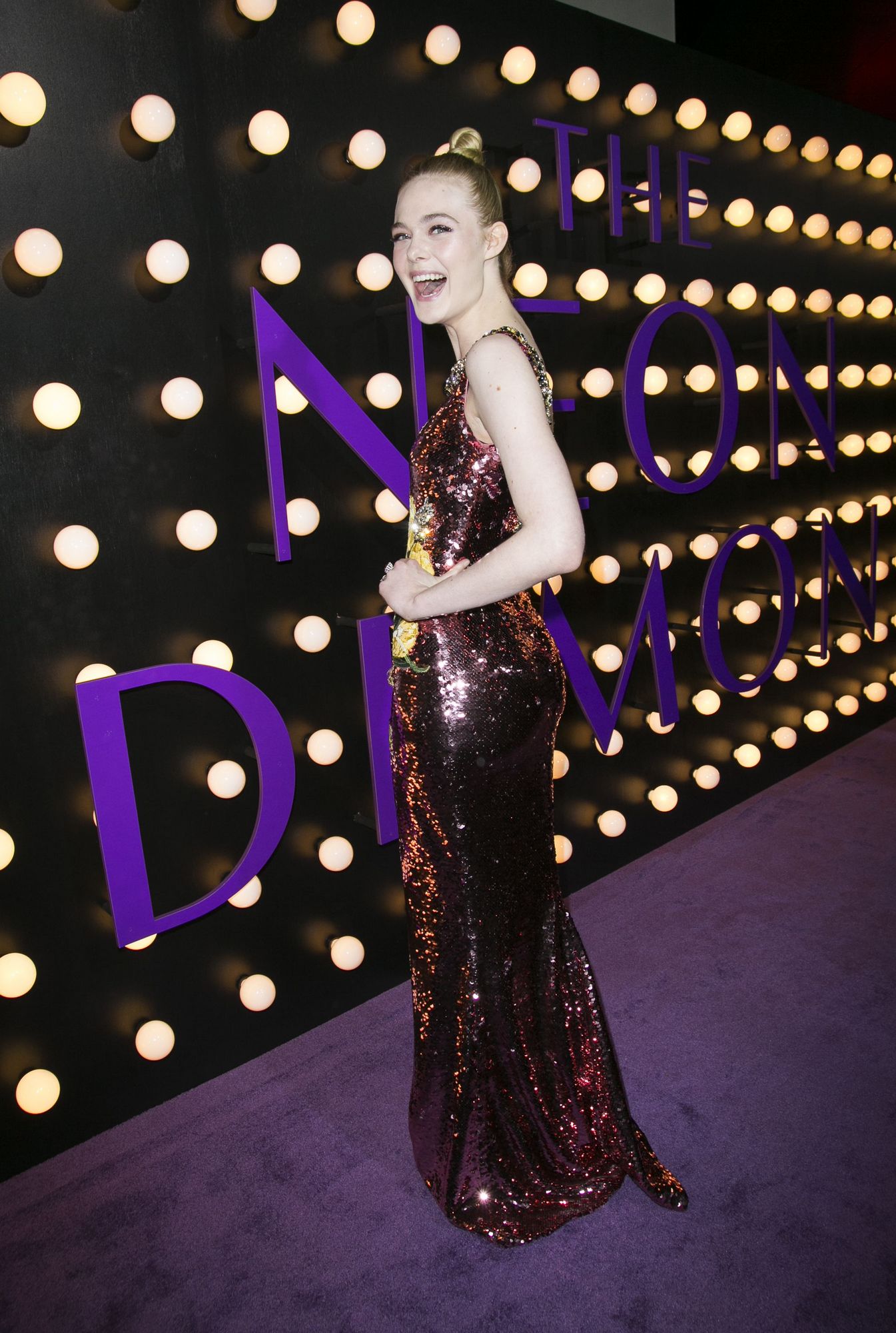 totally-elle-2016-neon-demon-la-premiere-080.jpg