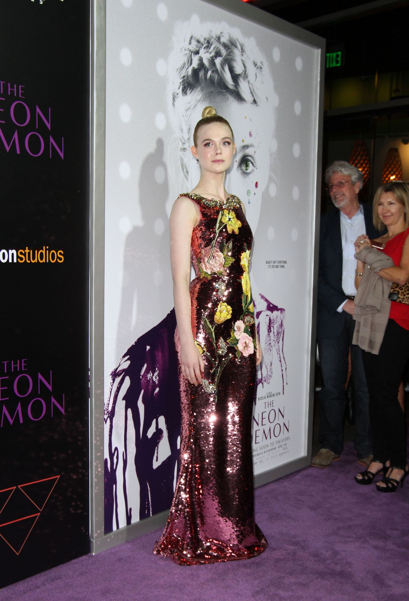 totally-elle-2016-neon-demon-la-premiere-212.jpg