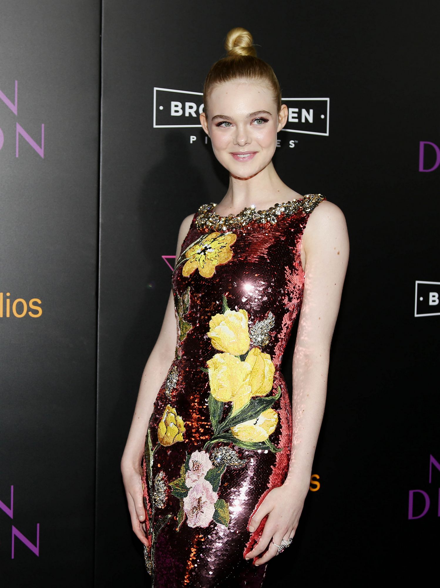 totally-elle-2016-neon-demon-la-premiere-327.jpg