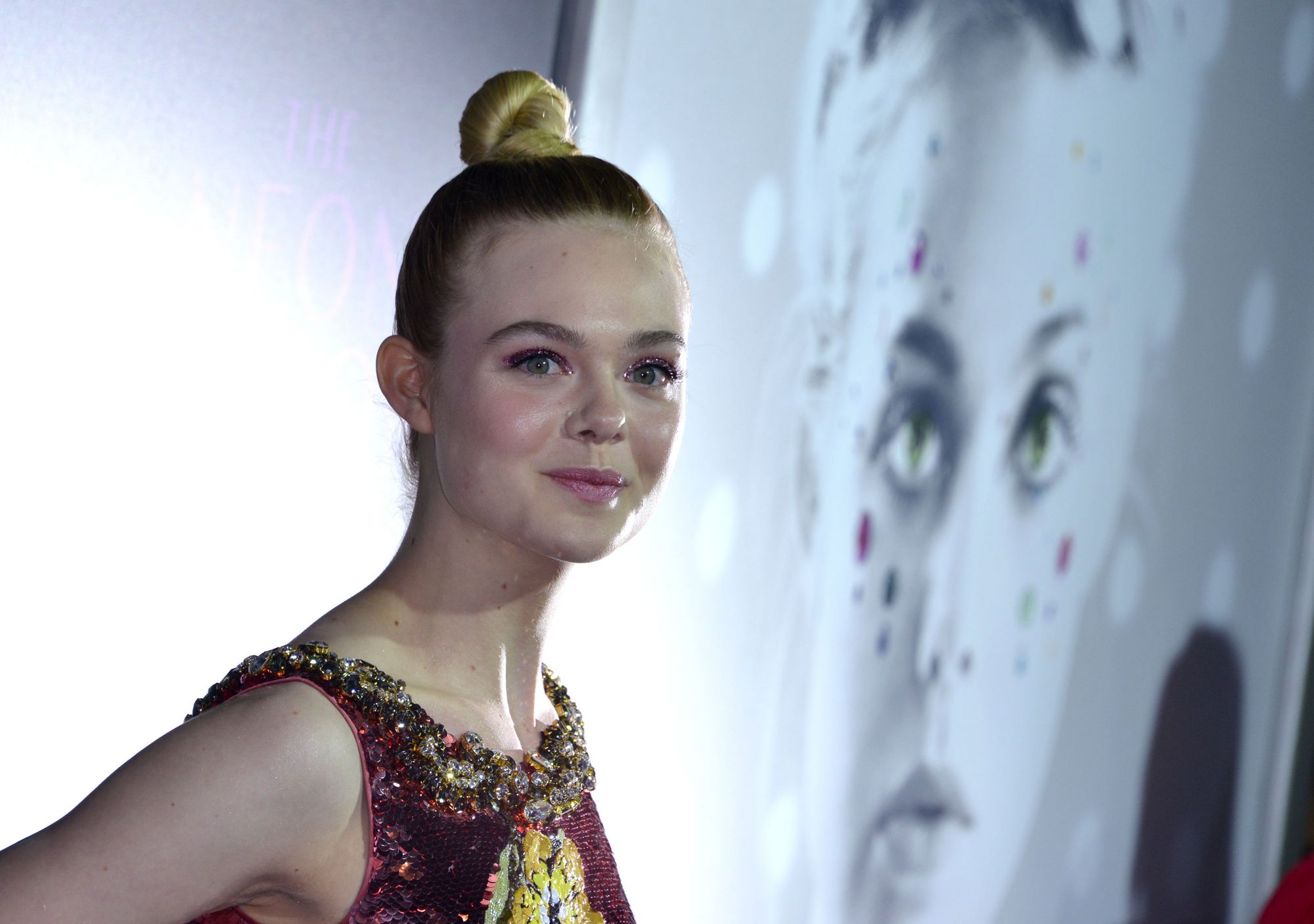 totally-elle-2016-neon-demon-la-premiere-336.jpg