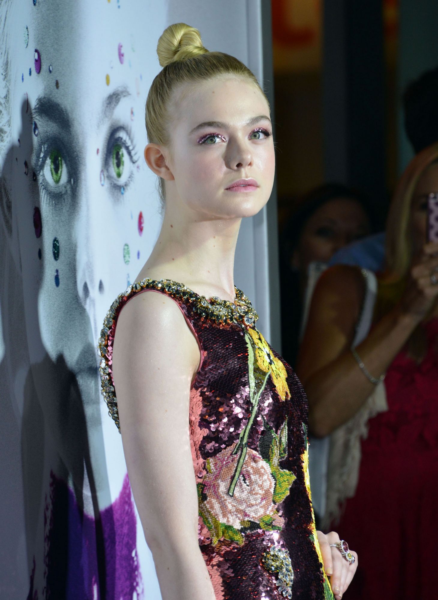 totally-elle-2016-neon-demon-la-premiere-352.jpg