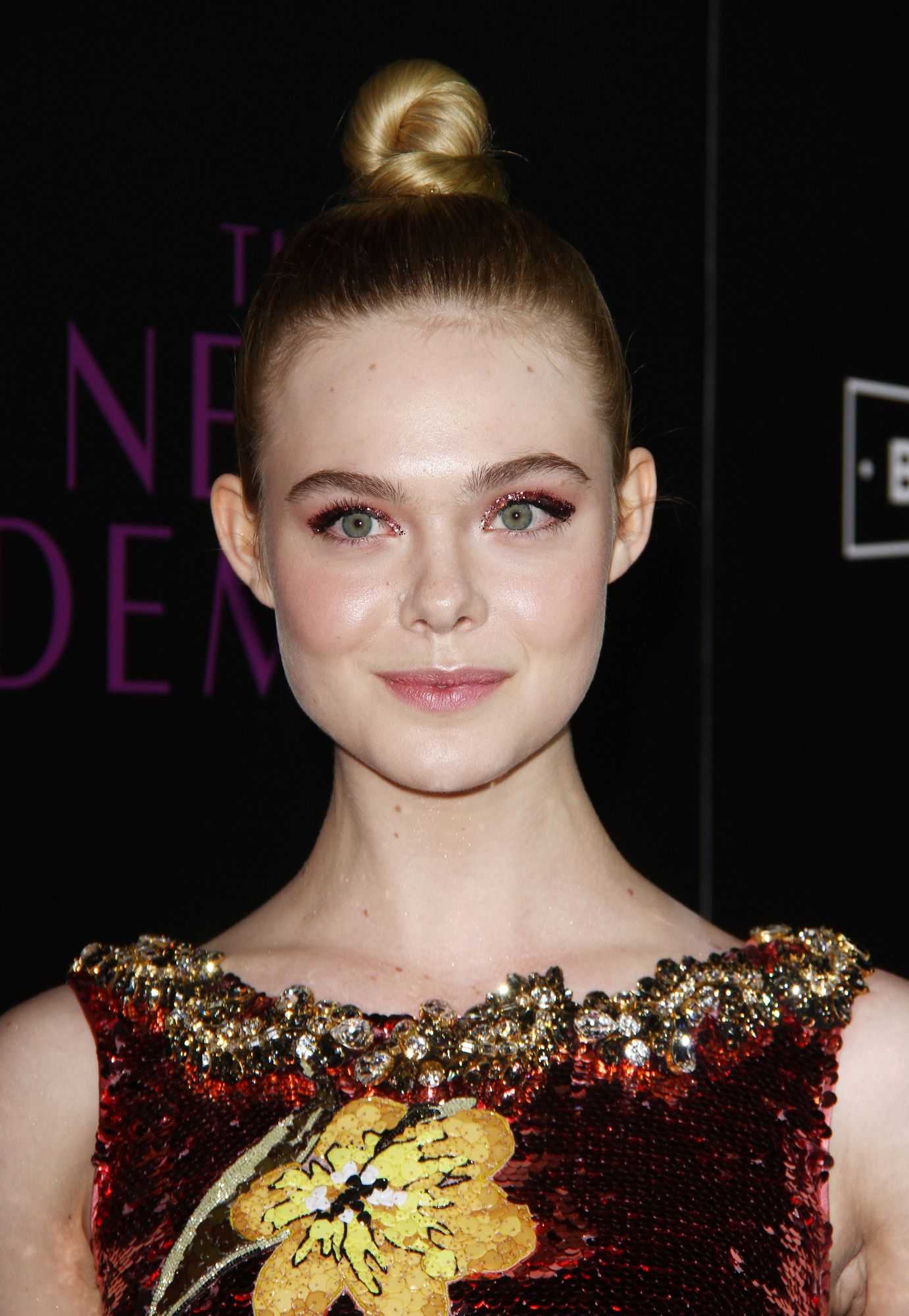 totally-elle-2016-neon-demon-la-premiere-383.jpg