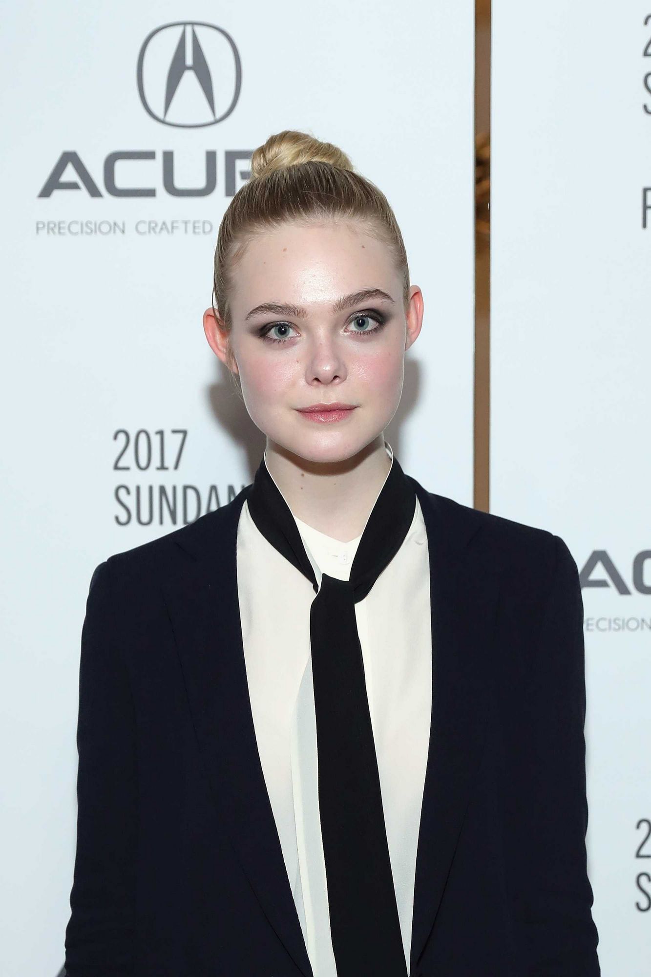 totally-elle-2017-sundance-sidneyhall-premiere-009.jpg