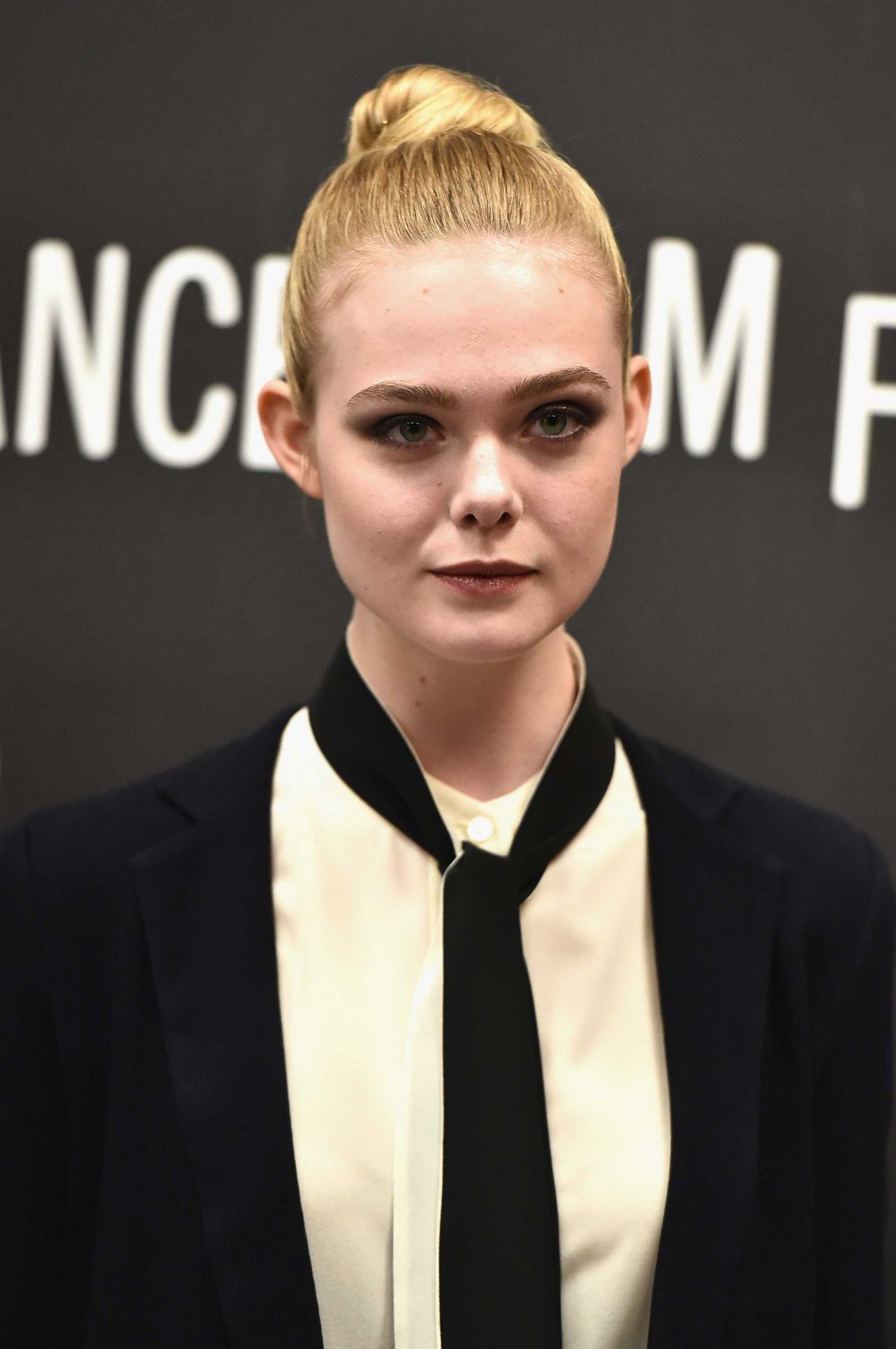 totally-elle-2017-sundance-sidneyhall-premiere-016.jpg