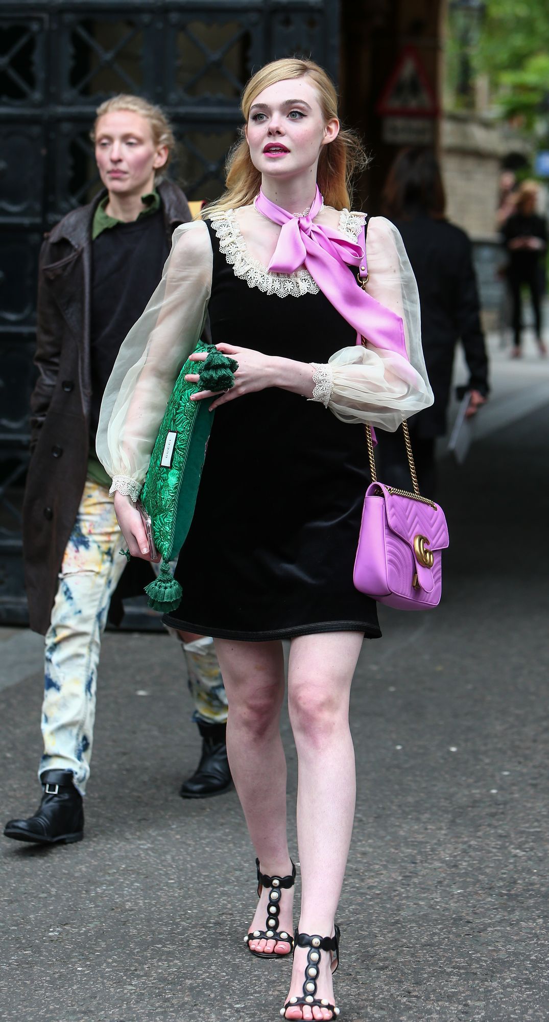 totally-elle-candid-2016-06-02-2-009.jpg