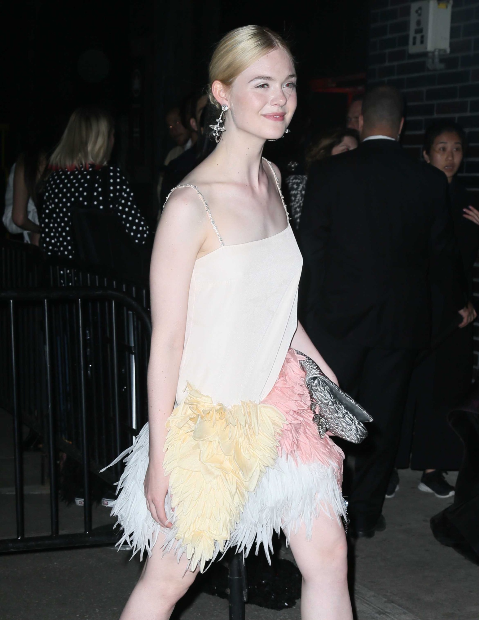 totally-elle-candid-2017-05-01-03.jpg