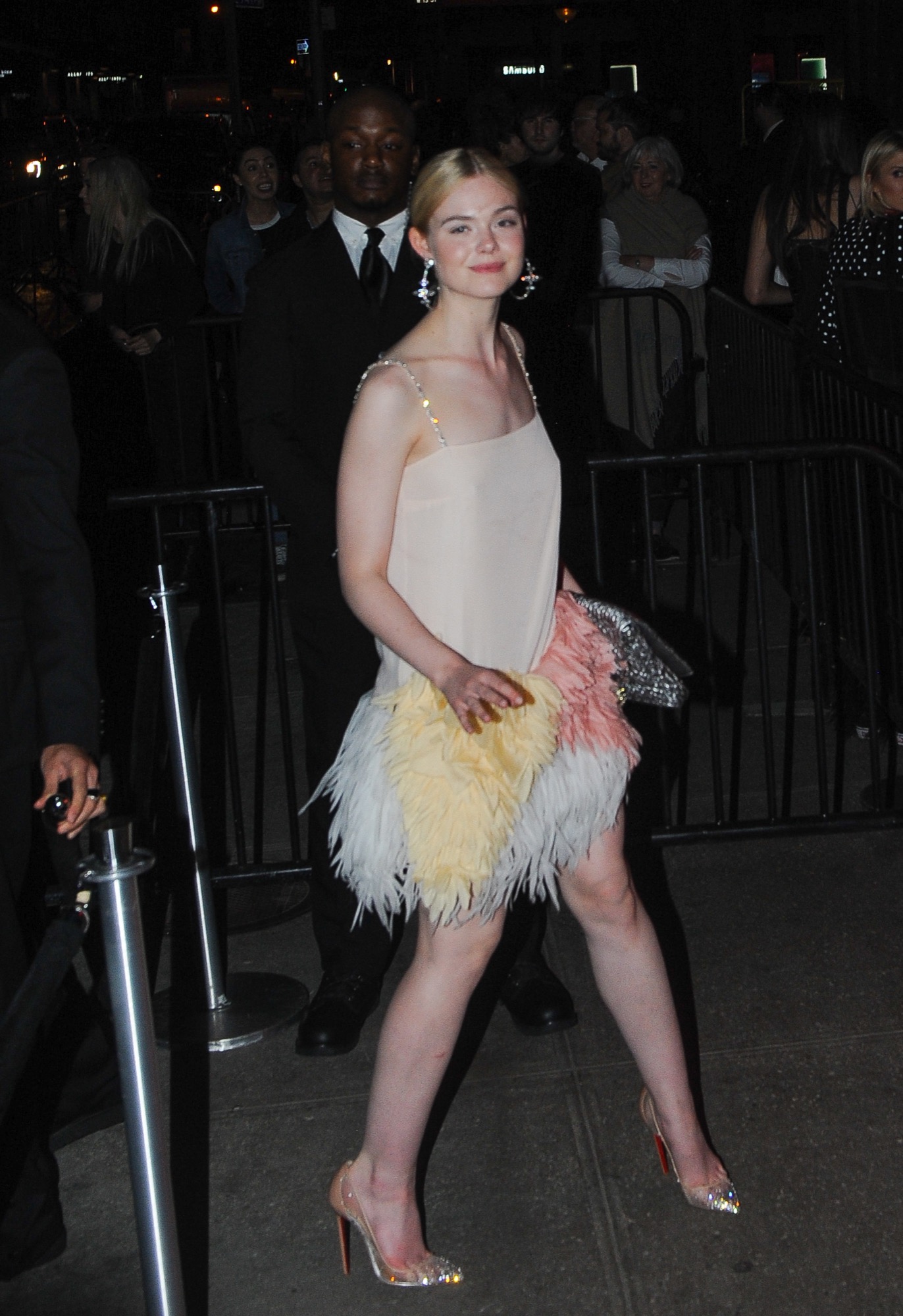 totally-elle-candid-2017-05-01-05.jpg