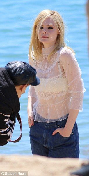 totallyelle-candid-2017-05-20-cannes-beach-photoshoot-042.jpg