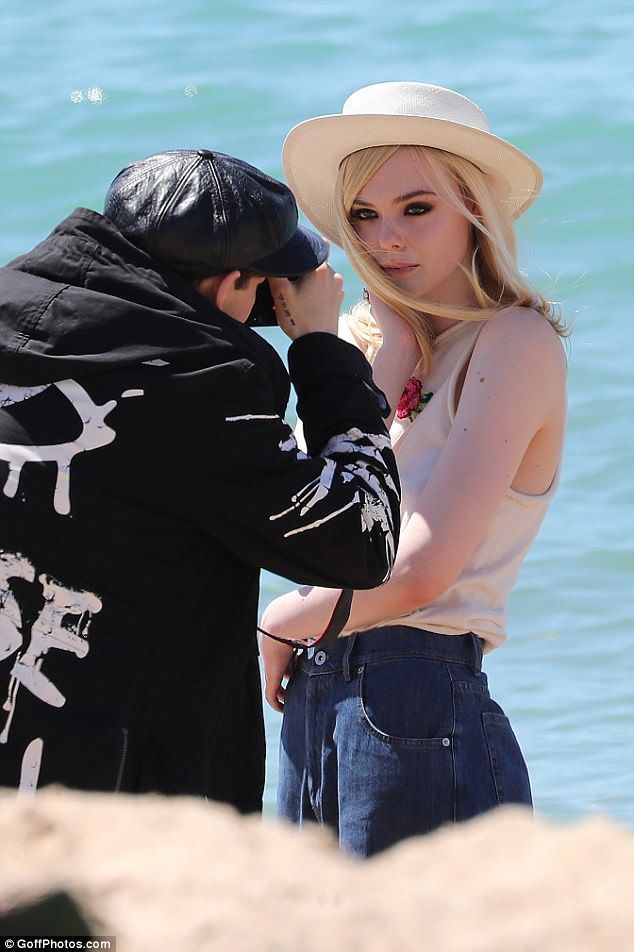 totallyelle-candid-2017-05-20-cannes-beach-photoshoot-046.jpg