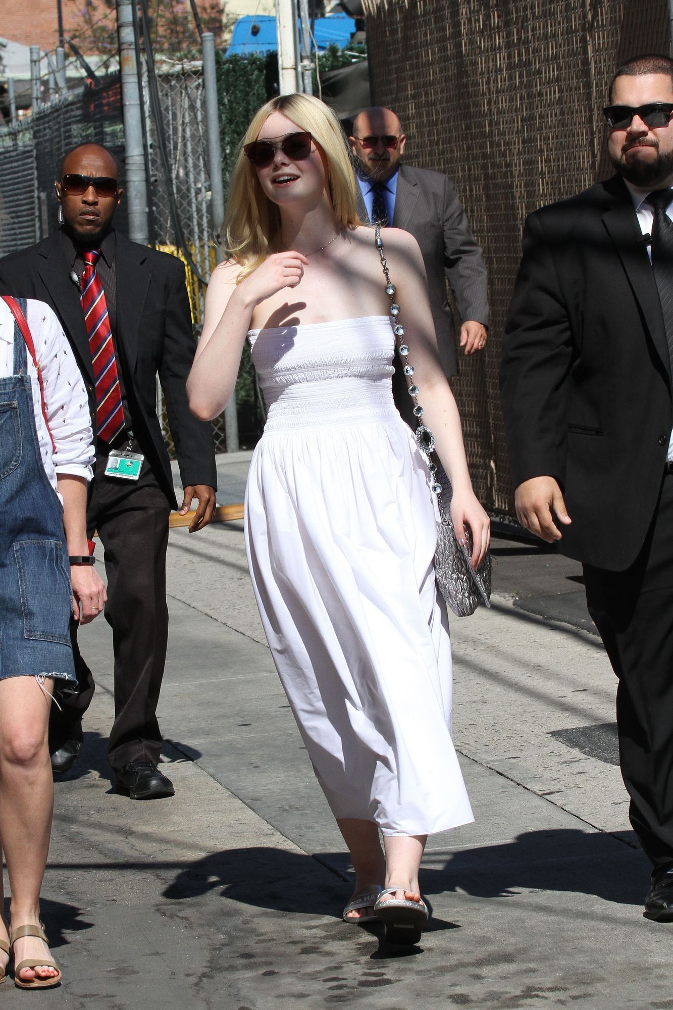 totallyelle-candid-2017-06-29-arriving-at-jimmy-kimmel-018.jpg