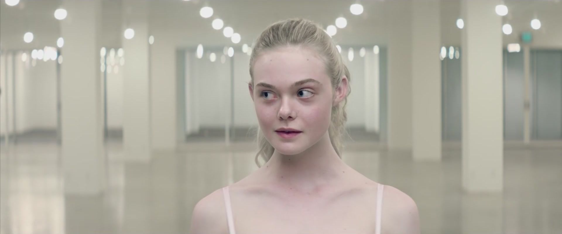 totally-elle-neon-demon-clip-009.jpg