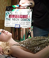 totally-elle-neon-demon-making-of-009.jpg