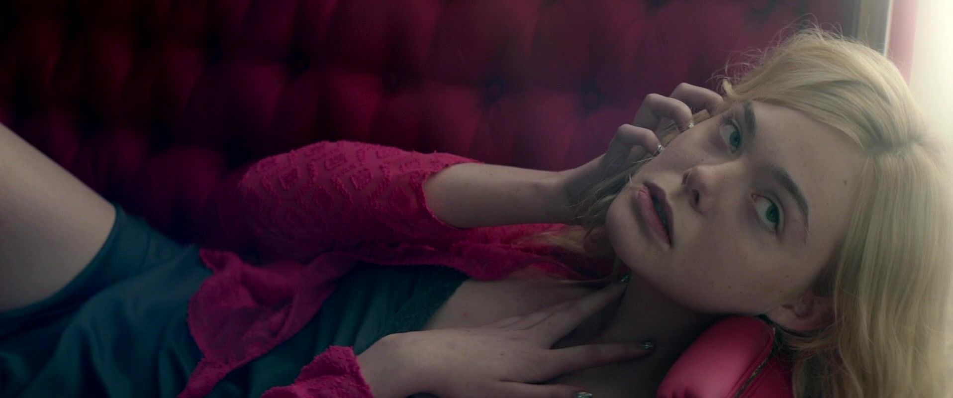 totallyelle-theneondemon-screencaptures-308.jpg
