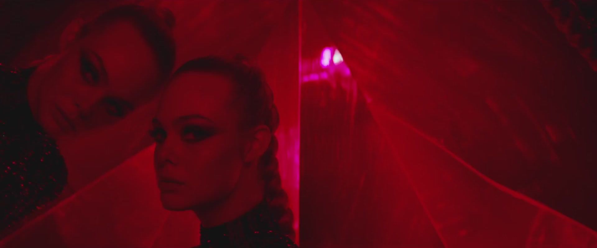 totally-elle-neon-demon-uk-trailer-012.jpg