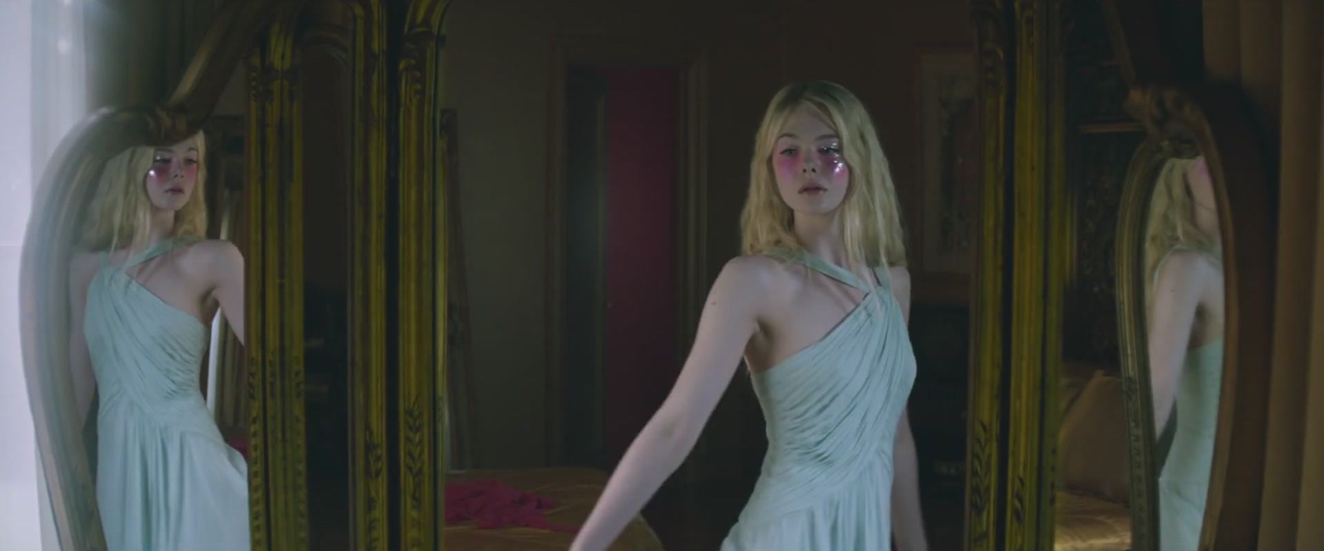 totally-elle-neon-demon-uk-trailer-020.jpg