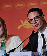 totally-elle-2016-neon-demon-cannes-conference-018.jpg