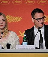 totally-elle-2016-neon-demon-cannes-conference-032.jpg