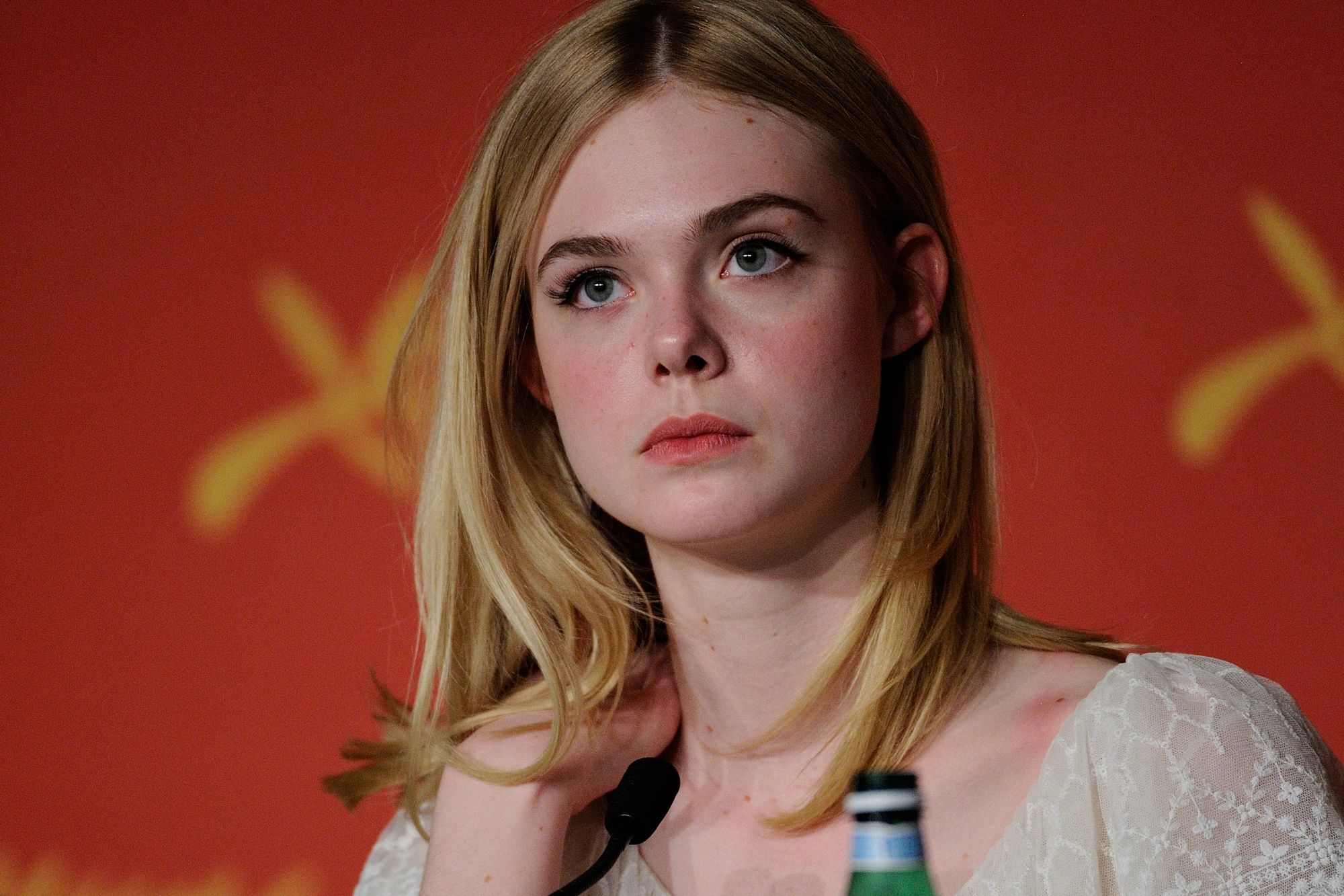 totally-elle-2016-neon-demon-cannes-conference-016.jpg