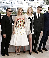 totally-elle-2016-neon-demon-cannes-photocall-043.jpg