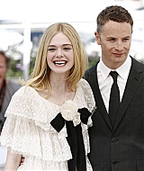 totally-elle-2016-neon-demon-cannes-photocall-045.jpg