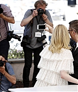 totally-elle-2016-neon-demon-cannes-photocall-048.jpg