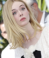 totally-elle-2016-neon-demon-cannes-photocall-123.jpg