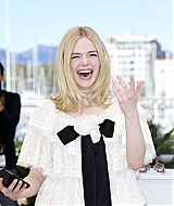 totally-elle-2016-neon-demon-cannes-photocall-138.jpg
