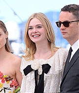 totally-elle-2016-neon-demon-cannes-photocall-160.jpg
