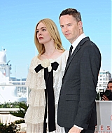 totally-elle-2016-neon-demon-cannes-photocall-243.jpg