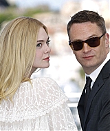 totally-elle-2016-neon-demon-cannes-photocall-281.jpg