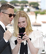 totally-elle-2016-neon-demon-cannes-photocall-288.jpg