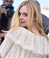 totally-elle-2016-neon-demon-cannes-photocall-327.jpg