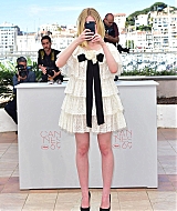 totally-elle-2016-neon-demon-cannes-photocall-335.jpg