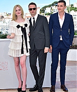 totally-elle-2016-neon-demon-cannes-photocall-342.jpg