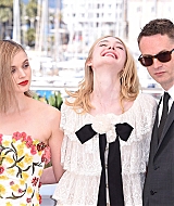 totally-elle-2016-neon-demon-cannes-photocall-374.jpg