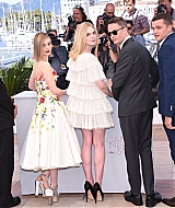 totally-elle-2016-neon-demon-cannes-photocall-378.jpg
