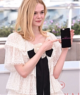 totally-elle-2016-neon-demon-cannes-photocall-383.jpg