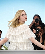 totally-elle-2016-neon-demon-cannes-photocall-398.jpg