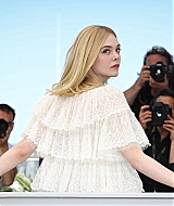 totally-elle-2016-neon-demon-cannes-photocall-400.jpg