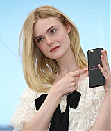 totally-elle-2016-neon-demon-cannes-photocall-415.jpg