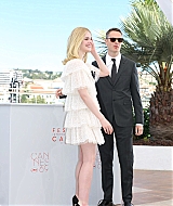 totally-elle-2016-neon-demon-cannes-photocall-439.jpg