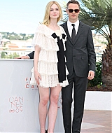 totally-elle-2016-neon-demon-cannes-photocall-440.jpg